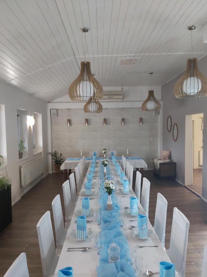 Restauracia-Penzion Altana Ludanice Eksteriør billede