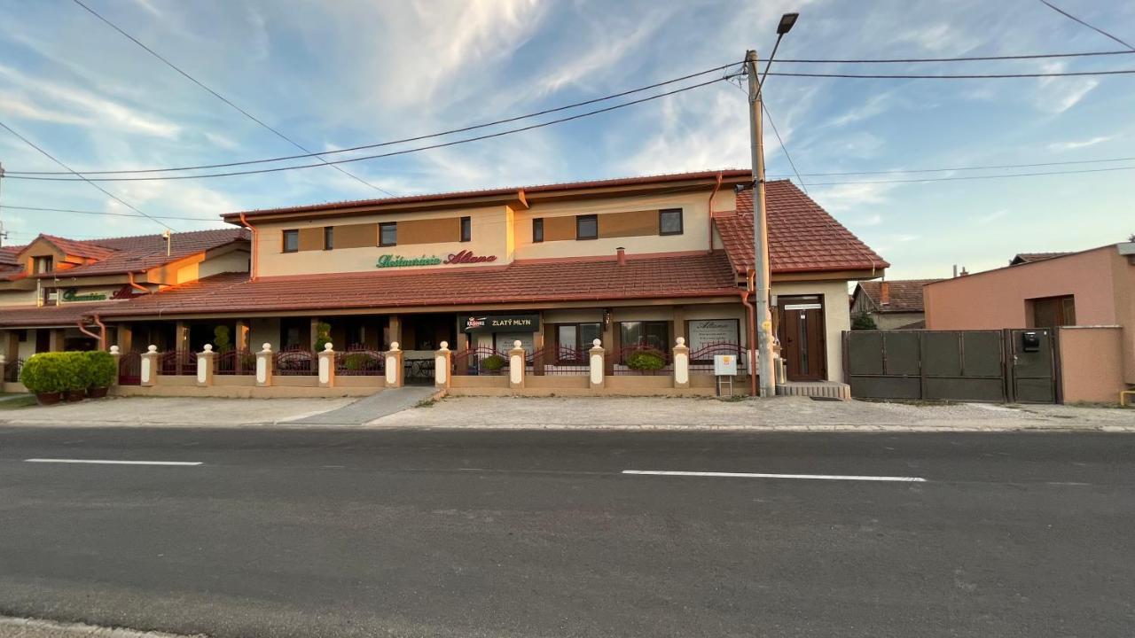 Restauracia-Penzion Altana Ludanice Eksteriør billede